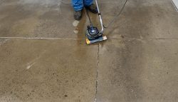 Comment nettoyer une dalle en béton tachée